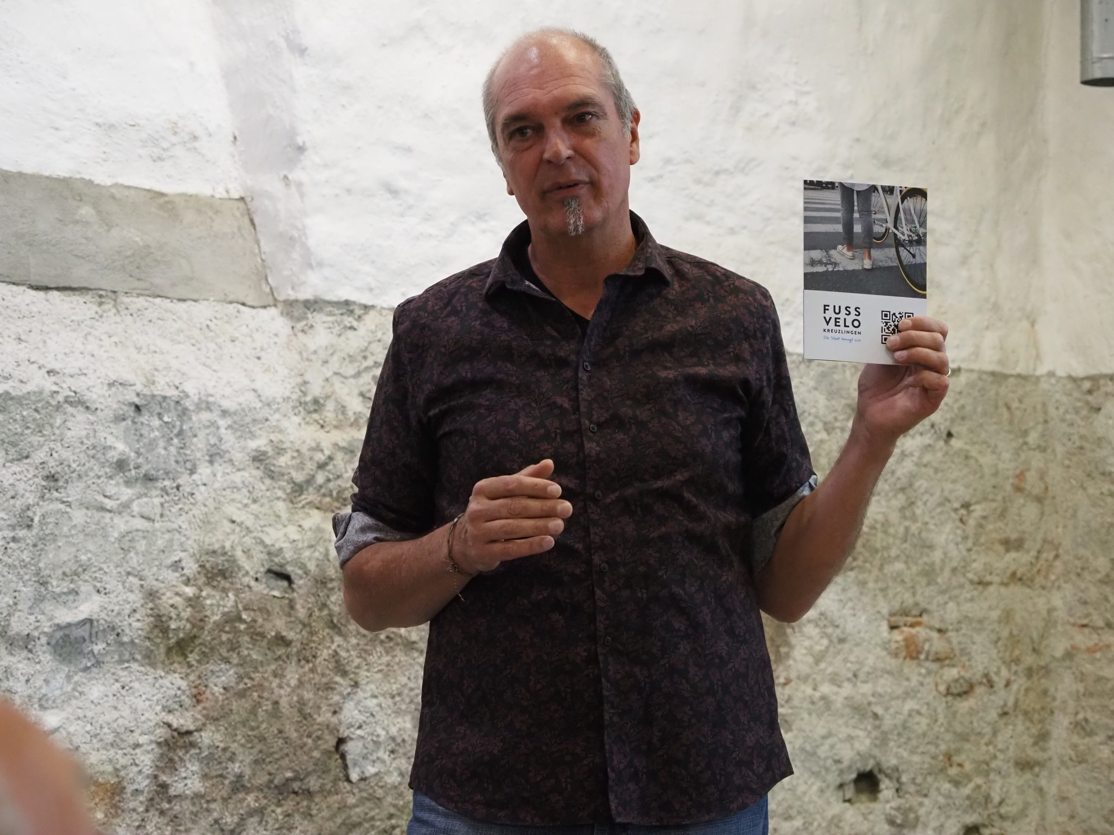 Ekkehard Fuchs stellt den neuen Flyer vor